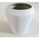 Vase (grand), # 4 (intérieur vert), de l'artiste Elizabeth Hamel, medium : céramique porcelaine blanche, Dimension : 7 po haut x 6.5 po diamètre