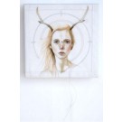 Jolie Proie, de l'artiste Marie-Pierre Lortie, Oeuvre techniques mixtes sur soie, Création unique,dimension 8 x 8 pouces de largeur