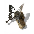 Papillon, o-43, de l'artiste Danny Perkins, Sculpture, acier et roche vernis, Oeuvre pour l'intérieur et l'extérieur, Dimension : 9 x 7.75 x 11.5 po