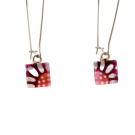 Boucles d'oreille, Pendantes avec carré, no 81, de l'artiste Azurine, Peintes à la main, Tiges en acier inoxydable, Matière première : verre, cuisson au four