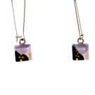 Boucles d'oreille, Pendantes avec carré, no 83, de l'artiste Azurine, Peintes à la main, Tiges en acier inoxydable, Matière première : verre, cuisson au four