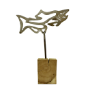 Petit 'Saumon', o-20, de l'artiste Danny Perkins, Sculpture, métal et bois, Dimension : 12 x 8 x 2.5 po