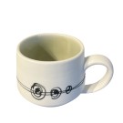 Tasse Espresso, intérieur vert, de l'artiste Elizabeth Hamel, medium : céramique porcelaine blanche