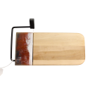 Planche à fromage, no 19, Rouge brique / noir et blanc, de l'artiste Julie Marcotte, Matériaux, Érable, résine alimentaire et huile de pépin de raisin, dimension : 3/4 x 5 3/4 x 12 po