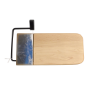 Planche à fromage, no 14, Noir / bleu et blanc, de l'artiste Julie Marcotte, Matériaux, Érable, résine alimentaire et huile de pépin de raisin, dimension : 3/4 x 5 3/4 x 12 po