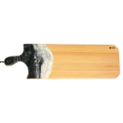 Planche de service, no 9, Noir / bleu et crème, de l'artiste Julie Marcotte, Matériaux, Érable, résine alimentaire et huile de pépin de raisin, dimension : 3/4 x 9 x 30 po