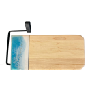 Planche à fromage, no 17, Turquoise / et blanc, de l'artiste Julie Marcotte, Matériaux, Érable, résine alimentaire et huile de pépin de raisin, dimension : 3/4 x 5 3/4 x 12 po