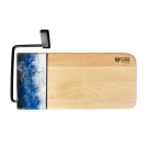 Planche à fromage, no 47, Noir / Bleu / Blanc, de l'artiste Julie Marcotte, Matériaux, Érable, résine alimentaire et huile de pépin de raisin, dimension : 3/4 x 5 3/4 x 12 po