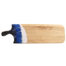 Planche à dégustation, no 37, Bleu royal / noir et blanc, de l'artiste Julie Marcotte, Matériaux, Érable, résine alimentaire et huile de pépin de raisin, dimension : 3/4 x 9 x 30 po