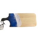 Planche à découper, petite, no 27, Bleu royal / noir et blanc, de l'artiste Julie Marcotte, Matériaux, Érable, résine alimentaire et huile de pépin de raisin, dimension : 3/4 x 7 x 18 pouces