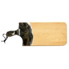 Planche à découpe, noire, or et blanche, de l'artiste Julie Marcotte, Matériaux, Érable, résine alimentaire et huile de pépin de raisin, dimension : 3/4 x 7 x 18 pouces