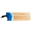 Planche à dégustation, no 15, bleu et blanc, de l'artiste Julie Marcotte, Matériaux, Érable, résine alimentaire et huile de pépin de raisin, dimension : 3/4 x 9 x 30 po