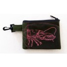 Pochette-mousqueton (petite), no 51, de l'artiste Cynthia DM, Tissu imperméable Nylon Majestic, doublure intérieure, sérigraphie sur tissu, jeux de coutures décoratives, fermeture éclair YKK (meilleure qualité)