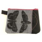 Pochette (grande), no 90, de l'artiste Cynthia DM, Tissu imperméable Nylon Majestic, doublure intérieure, sérigraphie sur tissu, jeux de coutures décoratives, fermeture éclair YKK (meilleure qualité)