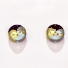 Boucles d'oreille, Puce à l'oreille, no 31, de l'artiste Azurine, Peintes à la main, Tiges en acier inoxydable, Matière première : verre, cuisson au four