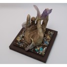 Ce qui glisse entre les doigts, de l'artiste Raphaëlle Bitar, Sculpture, Plâtre, bois et végétaux divers, dimension : 7 x 6 x 6 pouces