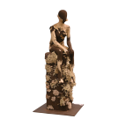 Sans titre (en mutation), de l'artiste Raphaëlle Bitar, Sculpture, Argile, plâtre, bois et végétaux divers, dimension : 72 x 30 x 30 pouces