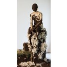 Sans titre (en mutation), de l'artiste Raphaëlle Bitar, Sculpture, Argile, plâtre, bois et végétaux divers, dimension : 72 x 30 x 30 pouces