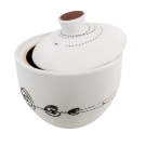 Sucrier (intérieur rouge), de l'artiste Elizabeth Hamel, medium : céramique porcelaine blanche, dimension : 4.5 po haut x 4 po diamètre, pièce vendue à l'unité