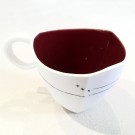 Tasse (Grande) intérieur rouge, de l'artiste Elizabeth Hamel, medium : céramique porcelaine blanche, Dimension : 3.5 po haut x 4 po diamètre