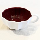 Tasse fleur (intérieur rouge), de l'artiste Elizabeth Hamel, medium : céramique porcelaine blanche, extérieur sans émail, intérieur émail cuivré, vue 1