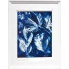 Tissage éphémère 1 (Série Mimosa) (t.encadré), de l'artiste Sophie Rozenn Boucher, Medium Cyanotype sur papier aquarelle, Cadre blanc, moulure et passe-partout, Création unique, Format de l'oeuvre : 12 x 9 pouces de largeur, vue de l'oeuvre encadrée