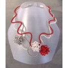 Collier TORNADO, no 59, de l'artiste Sandrine Giraud, Ce bijou modulable, toujours original, marie avec élégance l’originalité des lignes résolument contemporaines.