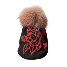 Tuque Églantine à pompon amovible, no 47, de Irèna Geerts, Création québécoise faite à la main. Chaque modèle est unique et garni d'une finition de fourrure recyclée et de laine alpaga à 100 %