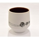 Verre à vin (intérieur rouge), de l'artiste Elizabeth Hamel, medium : céramique porcelaine blanche, dimension : 3.25 po haut x 3 po diamètre, pièce vendue à l'unité