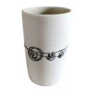Verre droit (intérieur vert), de l'artiste Elizabeth Hamel, medium : céramique porcelaine blanche, dimension : 3.75 po haut x 2.5 po diamètre, pièce vendue à l'unité