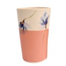 Verre, no 12 (bande rose, fleur iris bleu), de l'artiste Jane Baronet, Pièce tournée ou fabriquée en grès par moulage, dimension : 3 po x 4 1/2 po