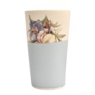 Verre, no 13 (bande bleue, fleur iris bleu), de l'artiste Jane Baronet, Pièce tournée ou fabriquée en grès par moulage, dimension : 3 po x 4 1/2 po