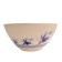 Bol repas, no 38, (bande bleue, fleur bleue), de l'artiste Jane Baronet, Pièce tournée ou fabriquée en grès par moulage, dimension : 7.25 po x 3.5 po