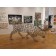 Caribou, de l'artiste Mathieu Isabelle, Sculpture, acier inoxydable, dimension : 132 x 60 x 84 pouces, vue 4, mise en contexte