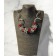 Collier NEW TORNADO, no 95, de l'artiste Sandrine Giraud, couleur, argent et rouge. Ce bijou modulable, toujours original, marie avec élégance la grâce et l’originalité des lignes. contexte