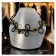 Collier ROSE FLEUR, no 92, de l'artiste Sandrine Giraud, couleur, noir, fleurs or et perles noires. Ce bijou modulable, toujours original, marie avec élégance la grâce et l’originalité des lignes. contexte