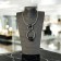 Collier RESSORT DOUBLE ANNEAUX, no 128, de l'artiste Sandrine Giraud, couleur gris argent, noir. Ce bijou marie avec élégance la grâce avec l’originalité des lignes. contexte
