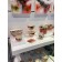 Bol repas (bande orange foncé, fleurs violettes), no 8, de l'artiste Jane Baronet, Pièce tournée ou fabriquée en grès par moulage, dimension : 7.25 po x 3.5 po, vue en galerie, 2