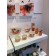 Bol à café (bande orange pâle, fleurs bleues), no 14, de l'artiste Jane Baronet, Pièce tournée ou fabriquée en grès par moulage, dimension : 4.5 po x 2.5 po, vue en galerie 2
