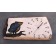 Horloge horizontale, format moyen, Oiseau bleu, de l'artiste Alexandre Tardif, faite en bois, tilleul, format rectangulaire, fond blanc, dimension : 7.5 x 1 x 15.5 pouces de largeur, décoration fonctionnelle, 1 batterie 2A