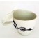 Tasse (petite) pour gaucher, # 1 (intérieur vert), de l'artiste Elizabeth Hamel, medium : céramique porcelaine blanche 