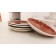 Assiette (à pain, petite pour tasse) (dessus rouge), de l'artiste Elizabeth Hamel, medium : céramique porcelaine blanche, dessus émail cuivré, 0.5 po haut x 6 po diamètre, vue B